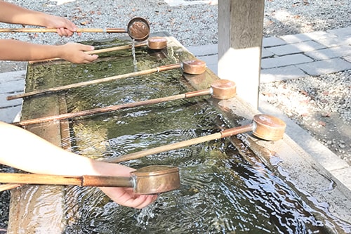 手水舎で手と口を清める